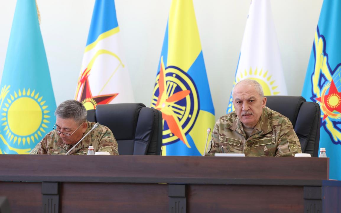 Qazaqstan armııasynyń daıarlyǵy talqylandy