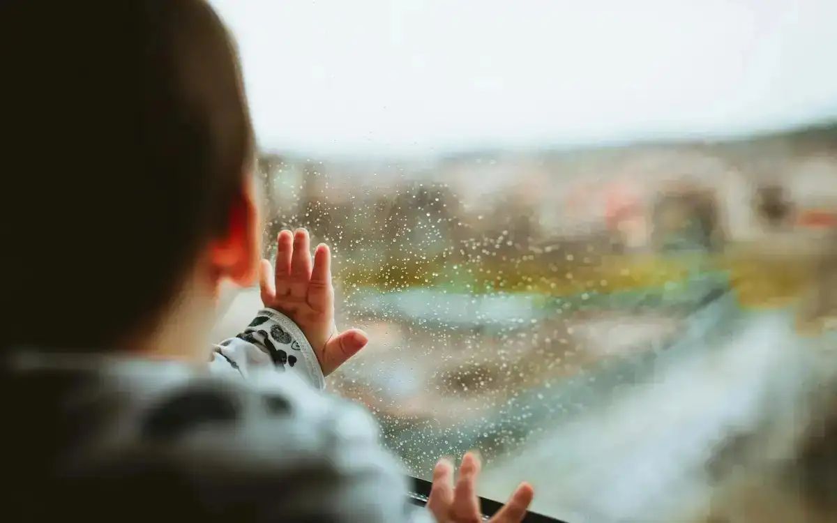 Qaraǵandyda eki jasar bala jetinshi qabattan qulap ketti