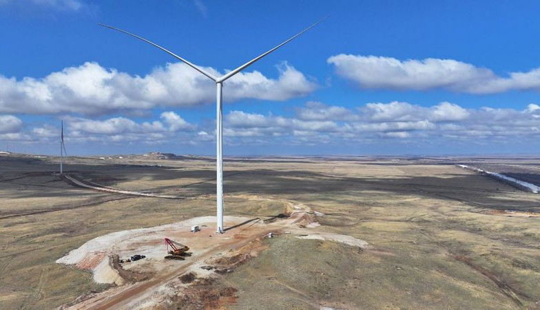Osakarov aýdanynda jel elektr stansııasy salynyp jatyr