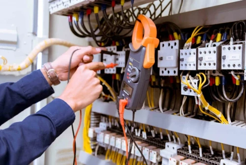 Almatyda eki elektrık tokqa túsip, aýyr kúıik aldy