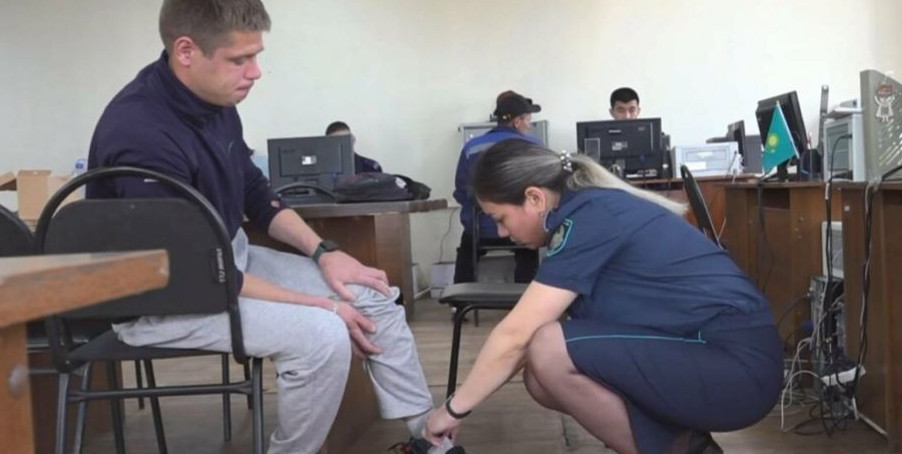 Petropavlda 125  qylmyskerge bilezik taǵylǵan