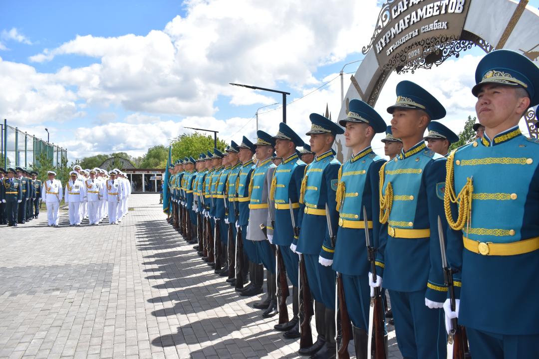 Qarýly kúshterdiń áskerı qyzmetshileri armııa generaly Saǵadat Nurmaǵambetovti eske aldy
