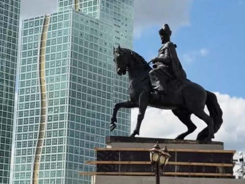 Astanada Kenesary hannyń eskertkishi tuǵyryna qaıta qondy