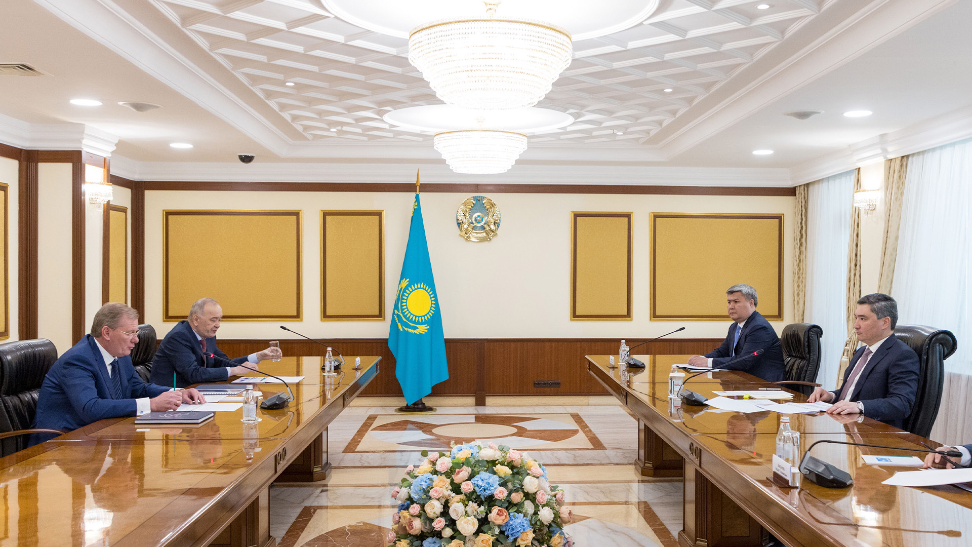 Úkimette qazaq munaıyn tasymaldaý máselesi talqylandy