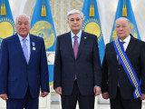 Prezıdent qoǵam qaıratkerlerine memlekettik nagradalardy tabystady