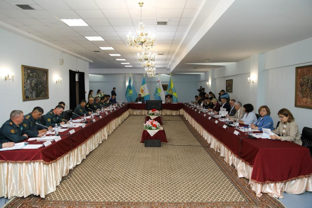 Májilis depýtattary áskerı kolledjde kóshpeli otyrys ótkizdi