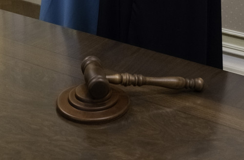 Kámeletke tolmaǵan baladan aqsha talap etkender sottaldy