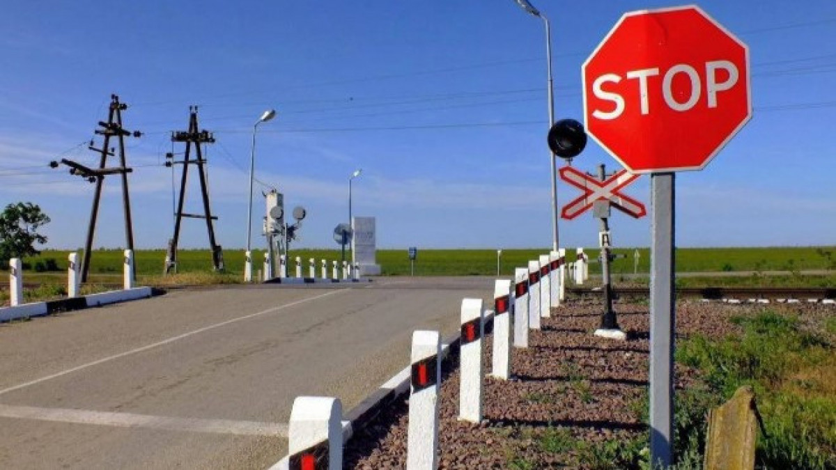 Aqtaýda poıyz ben avtokólik soqtyǵysty