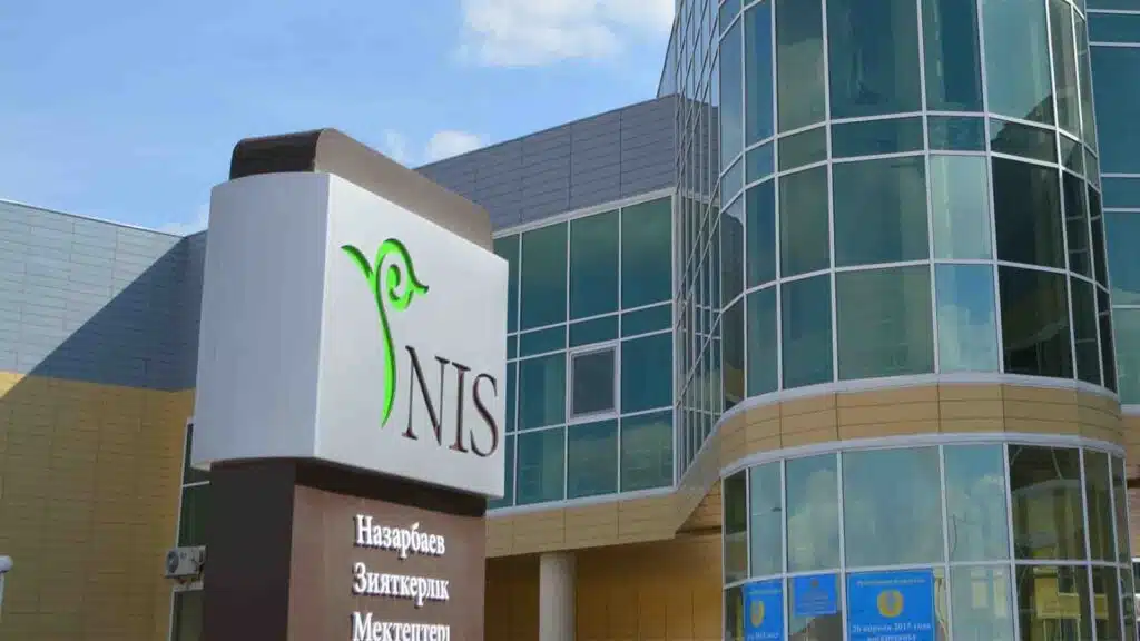 Almatyda ustazyn balaǵattaǵan oqýshy mektepten shyǵaryldy