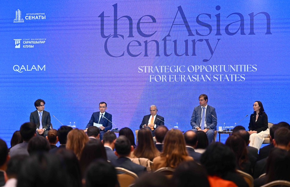 Jahandyq tártiptiń jańa paradıgmasy talqylandy