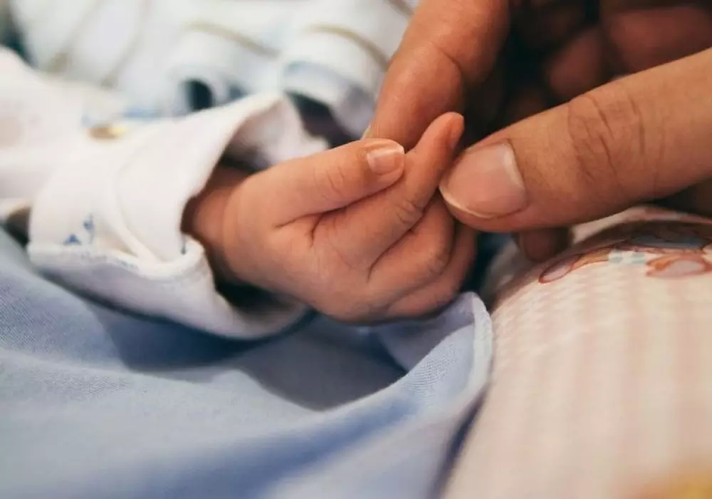 Jolaýshy poıyzda júkti áıeldi bosandyryp aldy