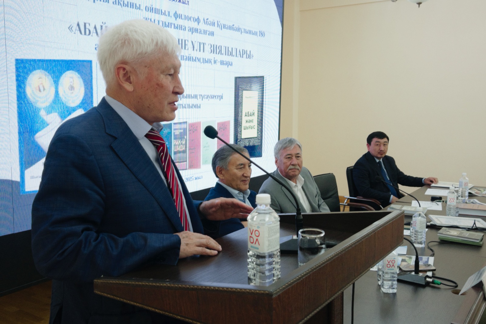 «Abaı jáne Shyǵys» monografııasy, «Ámir Temirdiń saıası qyzmeti men joryqtary» eńbegi jaryq kórdi