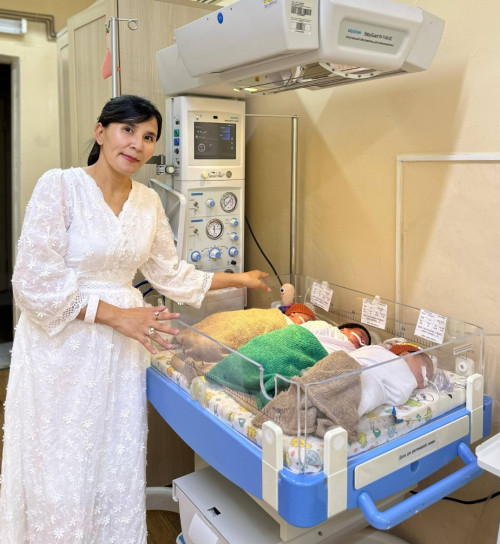 Almatyda buǵan deıin eki ret egiz tapqan kelinshek dúnıege úshem ákeldi