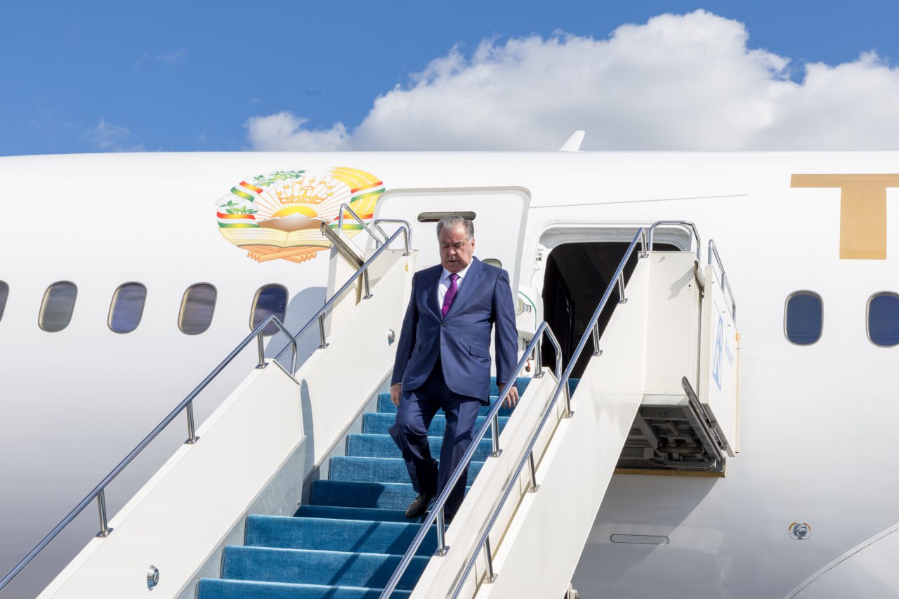 Tájikstan Prezıdenti Emomalı Rahmon Qazaqstanǵa keldi