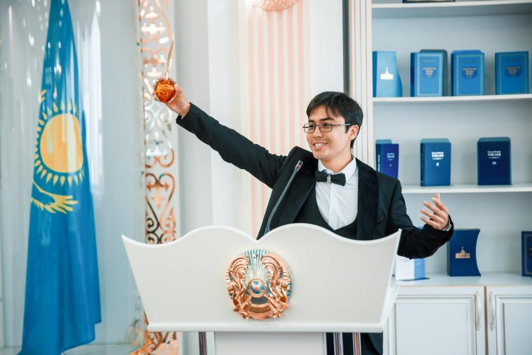 Úzdik roman avtory marapattaldy