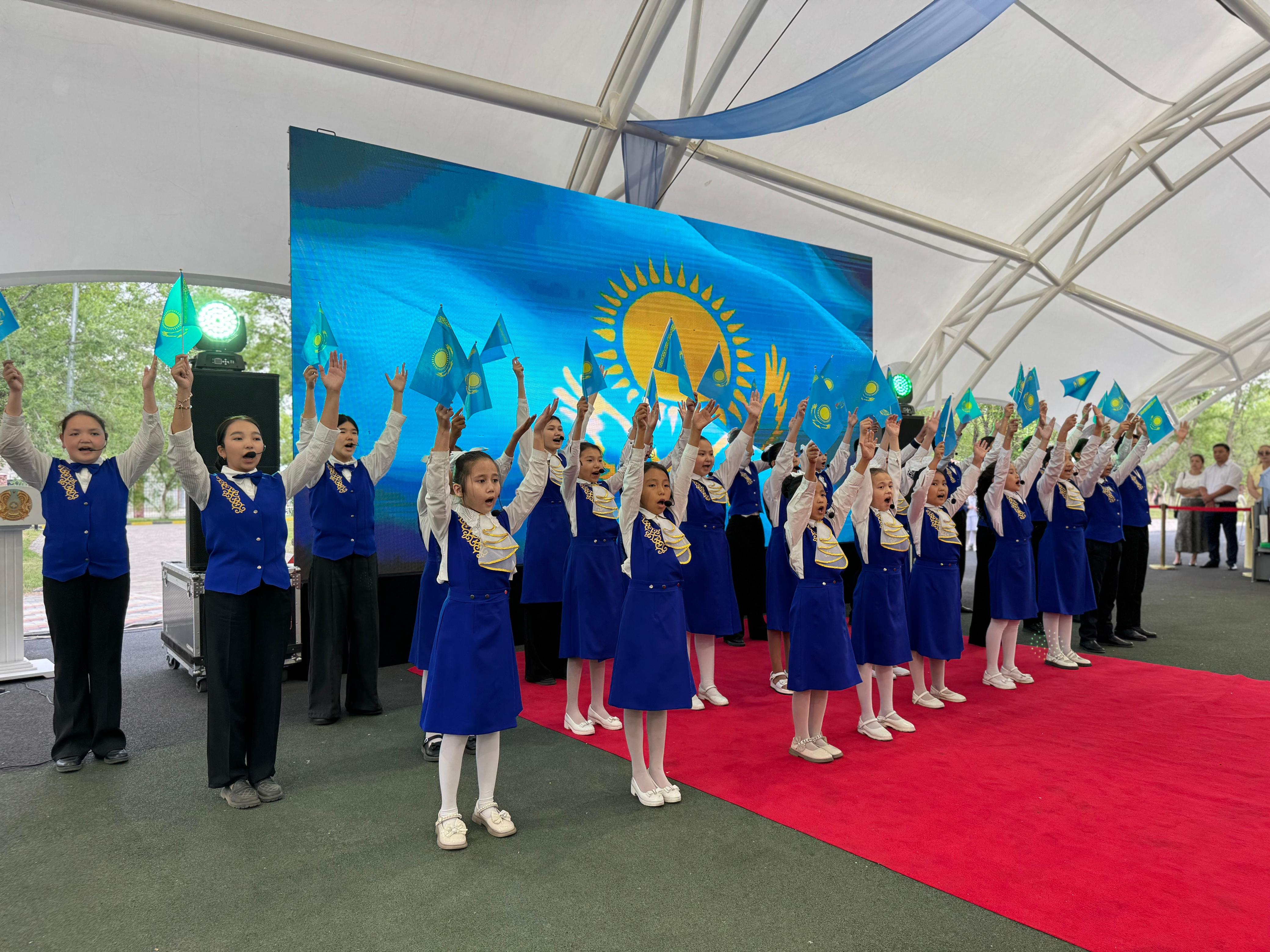 Daryndy oqýshylar dáripteldi