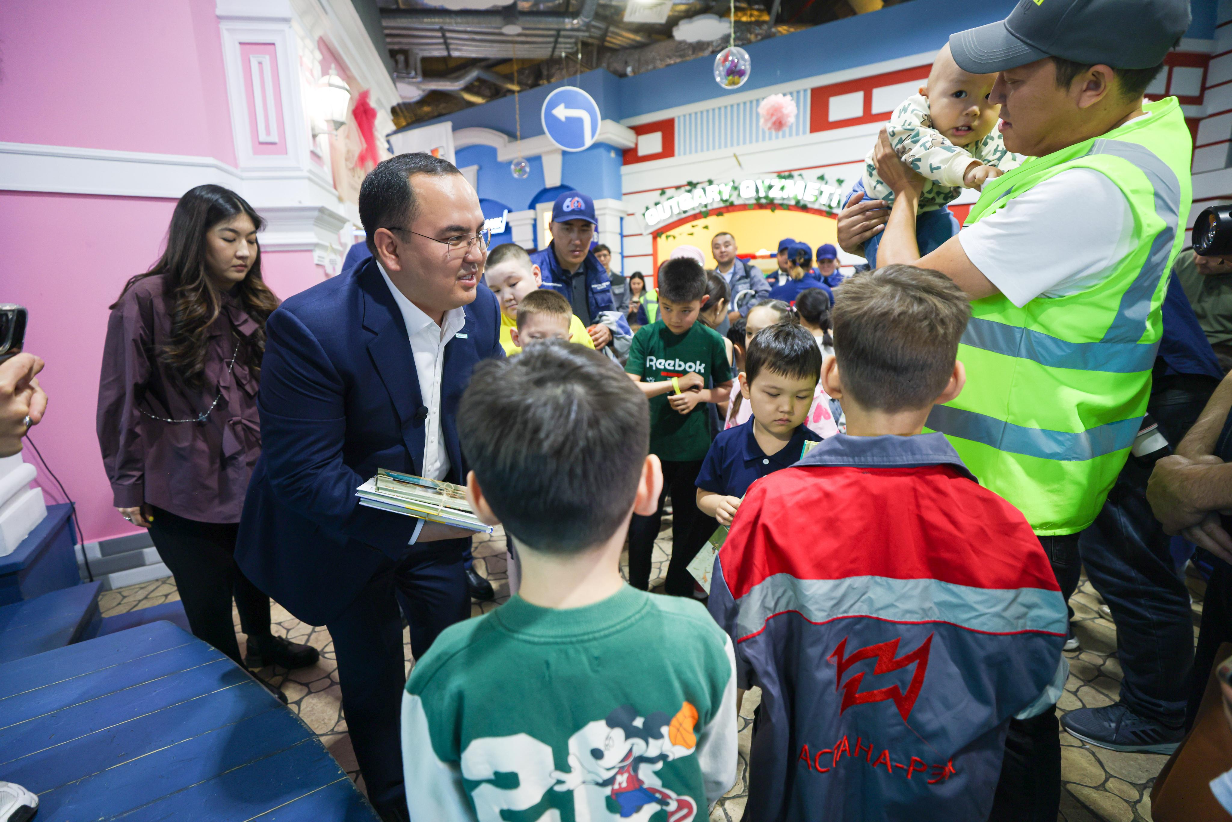 «AMANAT» partııasy jumysshy mamandyq ıeleriniń balalaryn quttyqtady