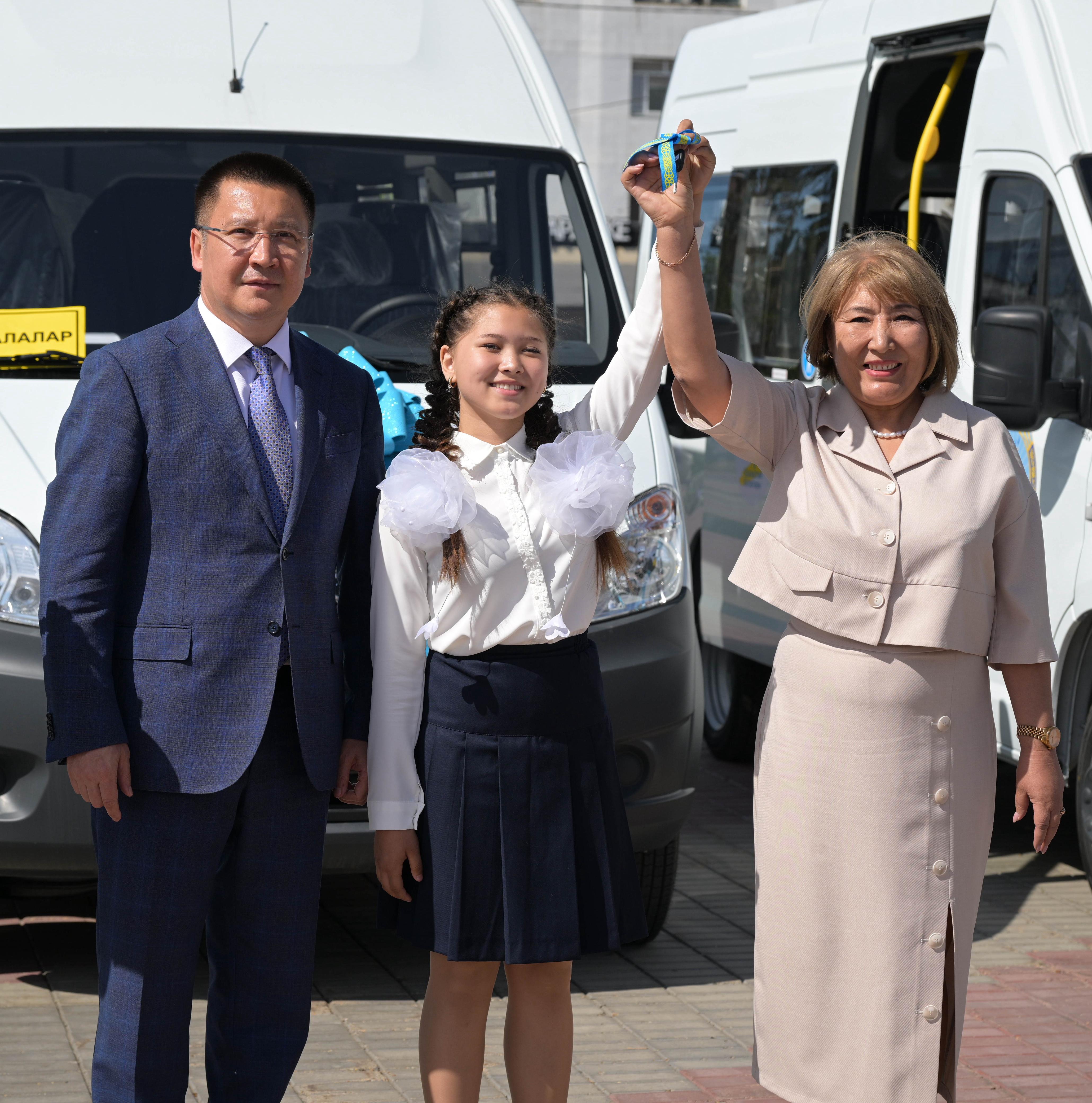 Pavlodarda jetim balalardy tasymaldaýǵa jańa kólik berildi