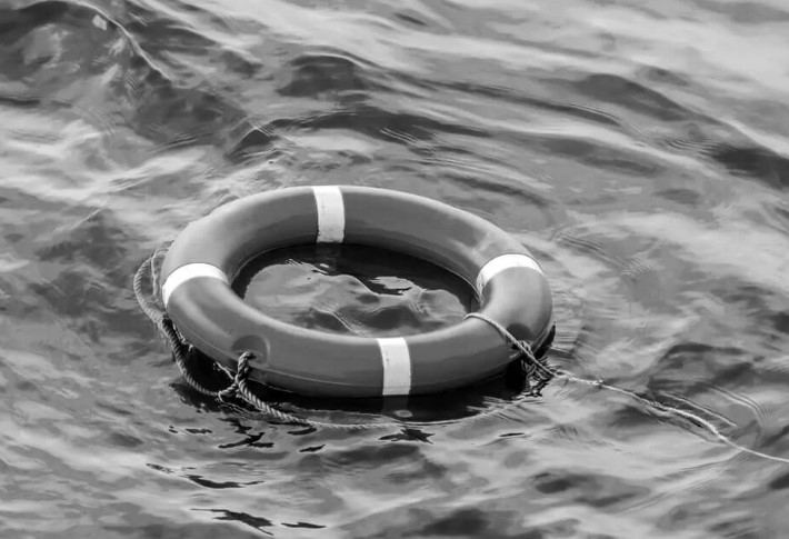 Jazdyń alǵashqy kúnderinde eki jasóspirim sýǵa batyp ketti