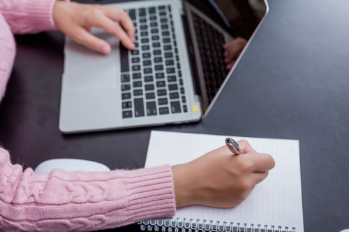 Pedagogterge arnalǵan baıqaýǵa ótinish qabyldaý bastaldy