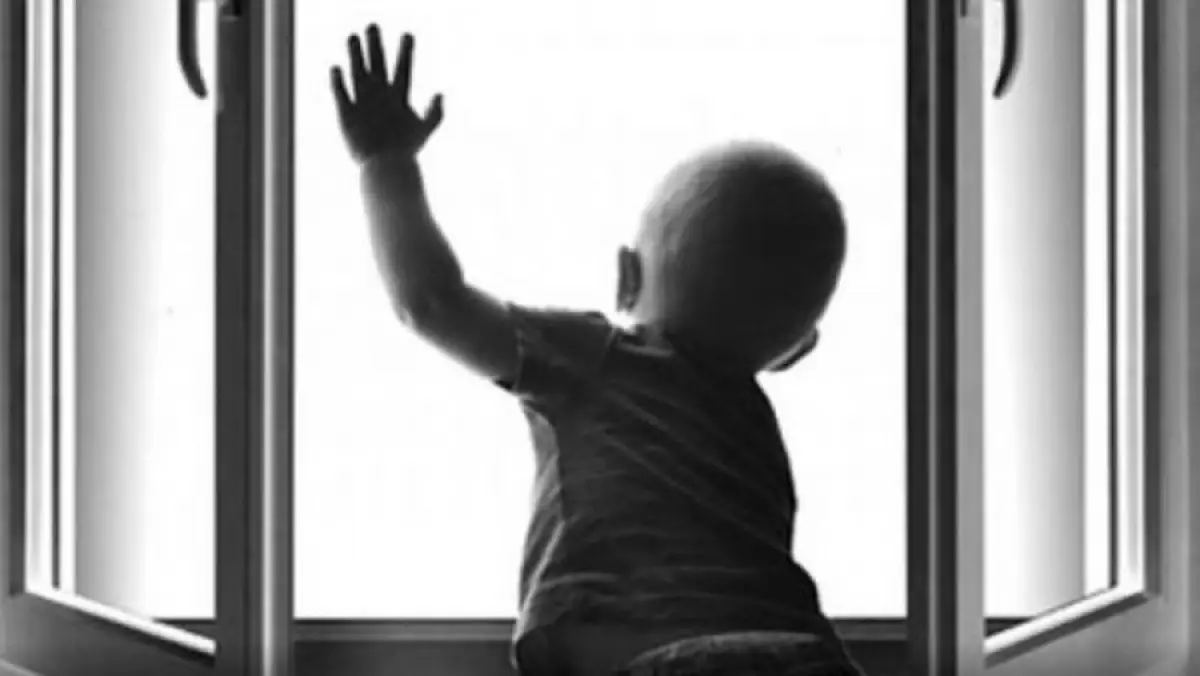 Pavlodarda 6 jasar bala balkonnan qulap kóz jumdy