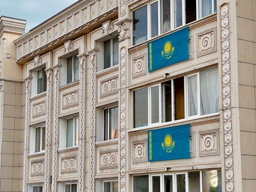 Astananyń ortalyq kósheleri kók týmen bezendirildi