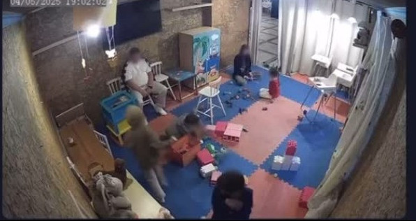 Almatydaǵy meıramhanada er adam balany uryp-soqqan