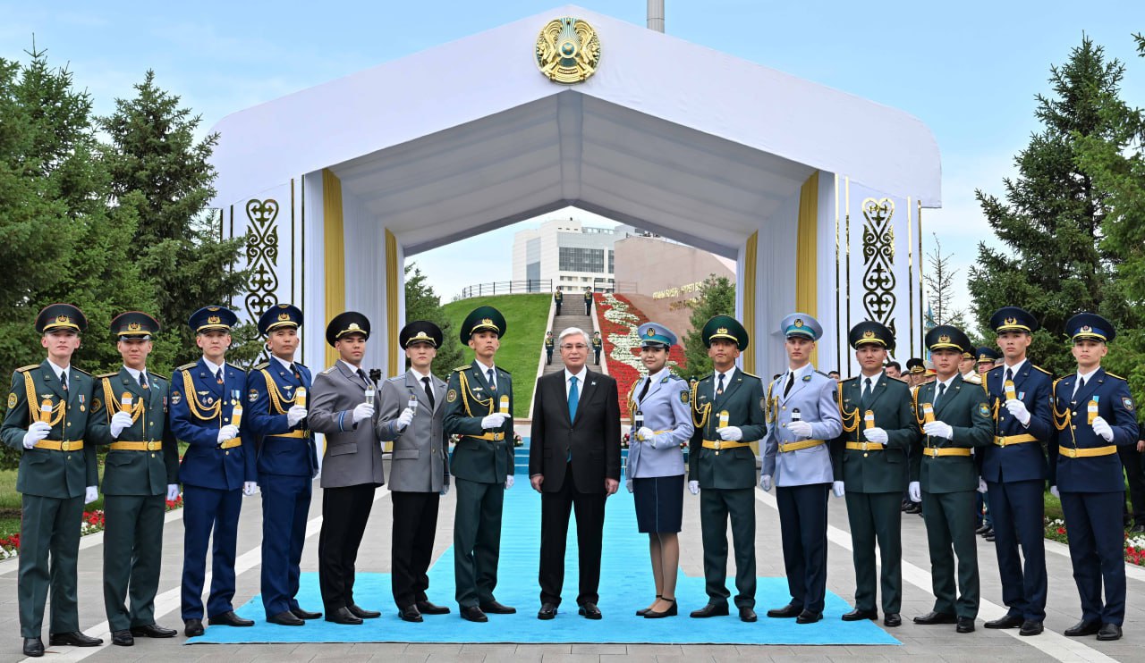 Áskerı oqý oryndarynyń 14 úzdik túlegi ofıserlik shen aldy