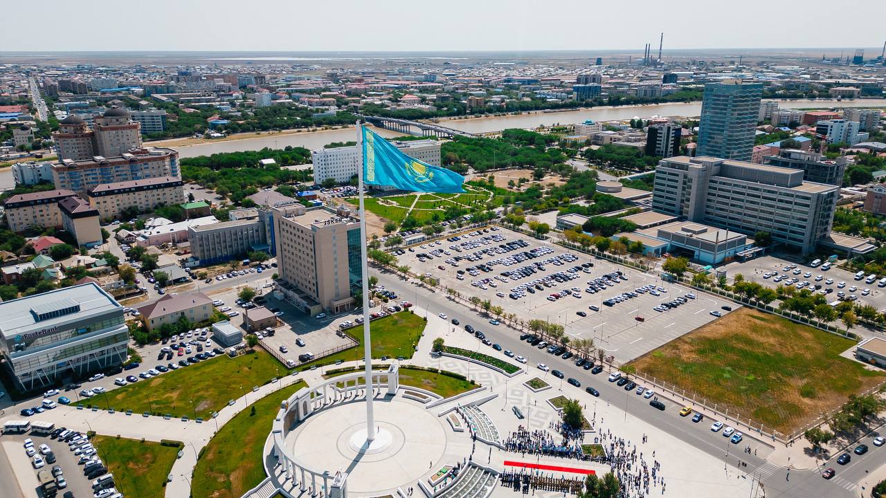 Atyraýda Memlekettik tý 91 metr bıikte jelbiredi