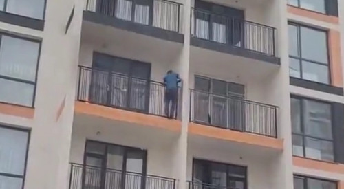 Er adam tórtinshi qabatqa órmelep shyǵyp,  órtti sóndirdi