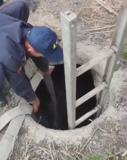 Qudyqqa qulap ketken áıel qutqaryldy