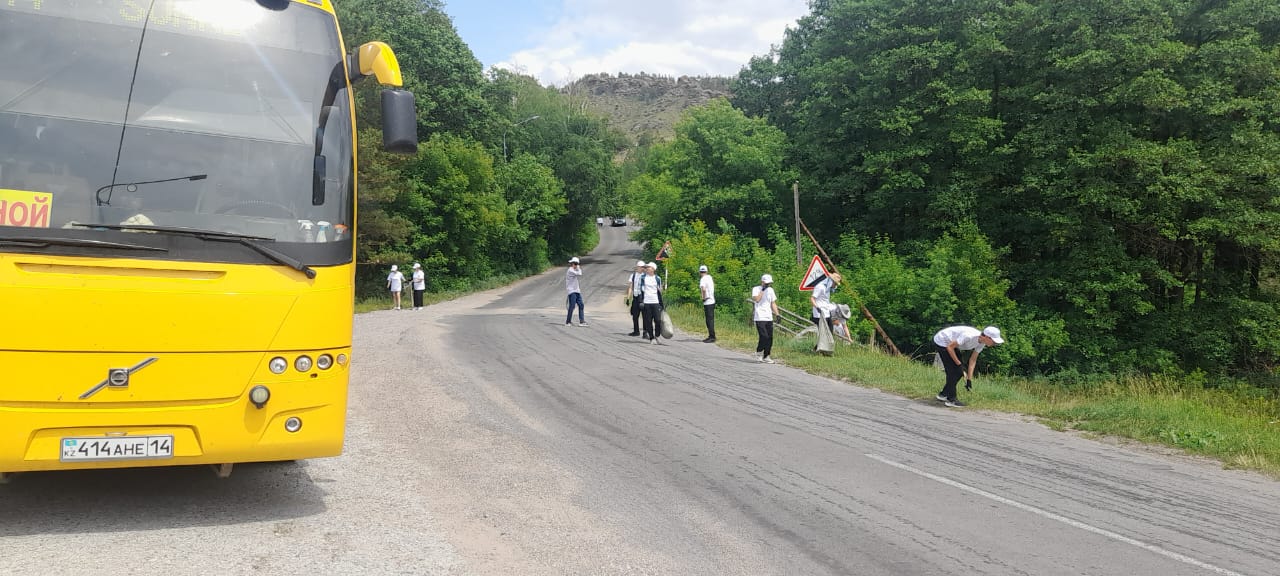 Stýdentter Baıanaýyl ulttyq parkindegi kólderdi qoqystan tazartty