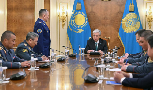 Prezıdent  Qorǵanys mınıstrliginiń basshylyq quramymen jıyn ótkizdi