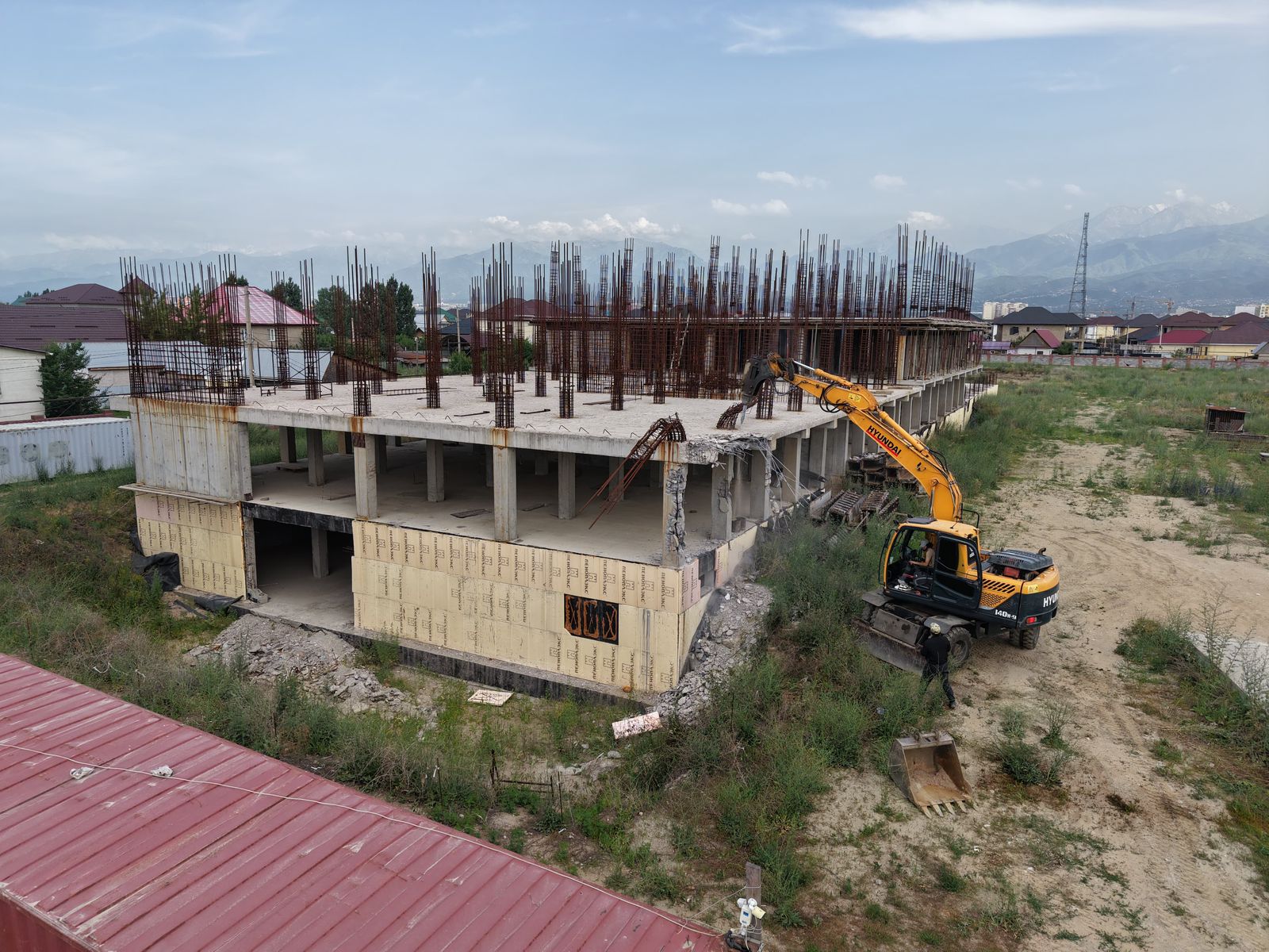 Zańsyz salynǵan turǵyn úı kesheni buzyldy