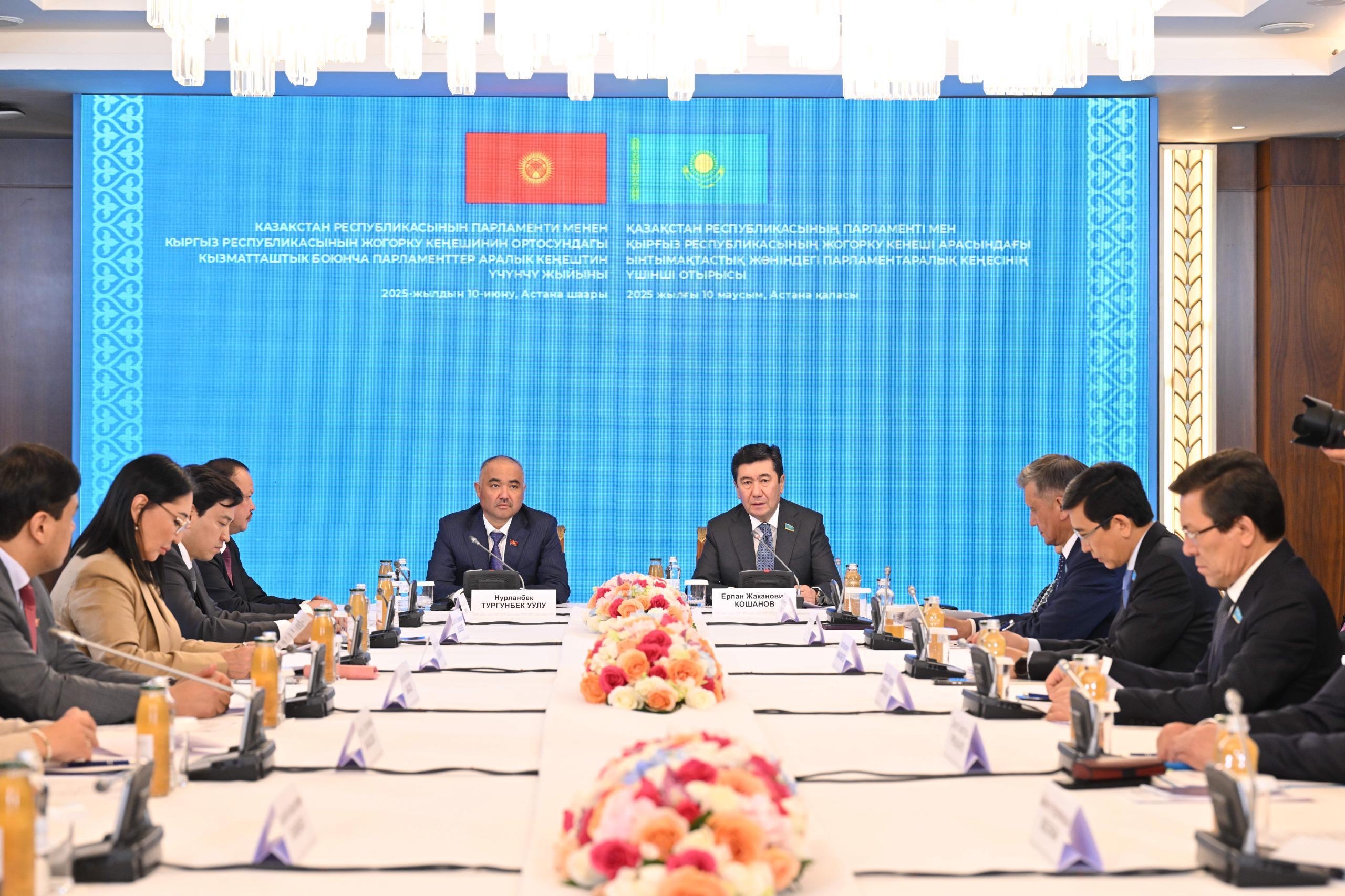 Májilis pen Jogorký Kenesh spıkerleri parlamentaralyq baılanysty nyǵaıtýdyń jańa múmkindikterin talqylady