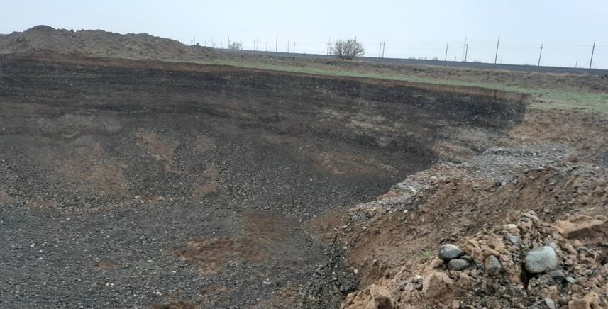 Jetisýda qum-qıyrshyqtas qospasy zańsyz óndirilgen