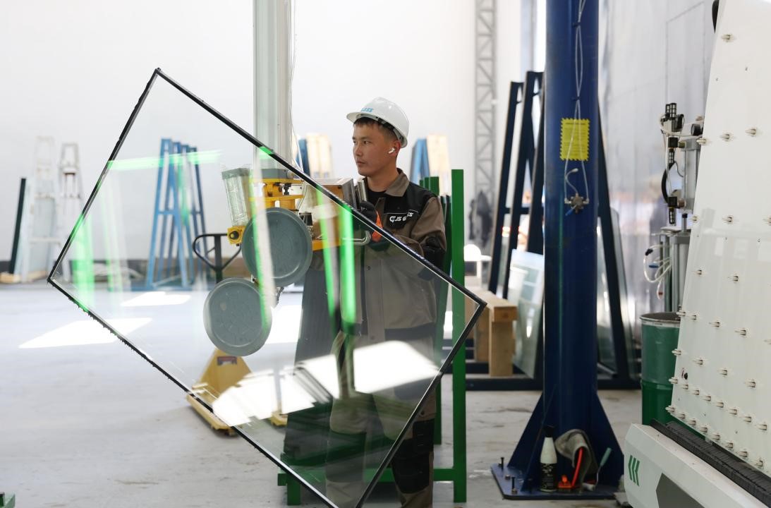 Úlgilidegi shyny shyǵaratyn zaýyt