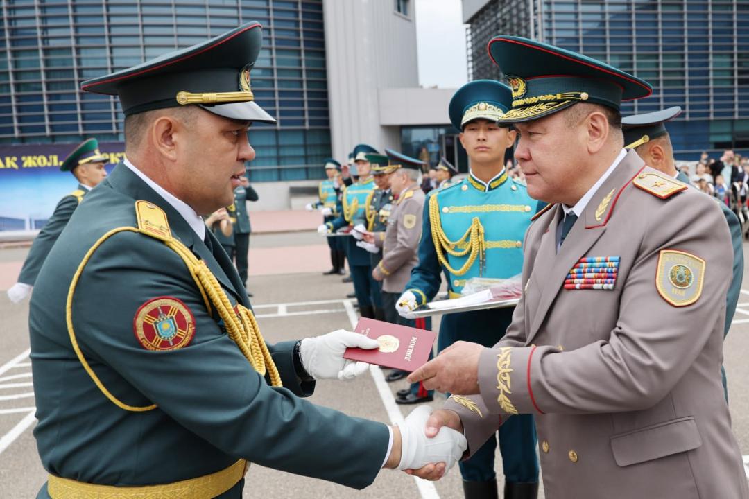 Ofıserler qataryna jańa býyn qosyldy