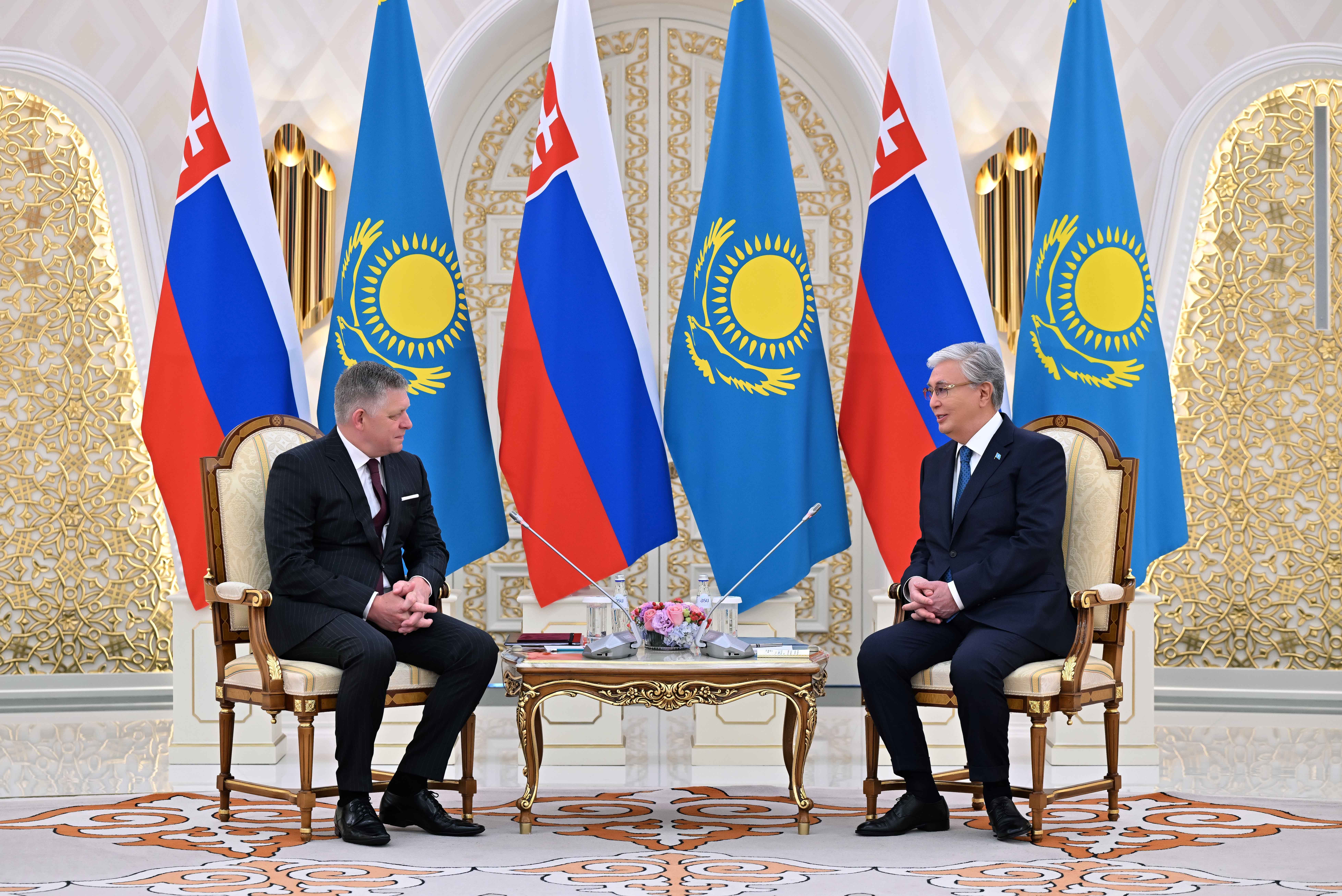 Memleket basshysy Slovakııa Premer-mınıstrimen kelissóz júrgizdi