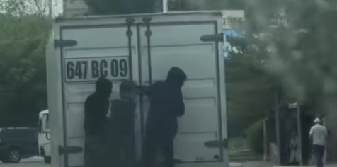 Júrip bara jatqan kólikke jarmasqan balalardyń ata-analary jazalandy