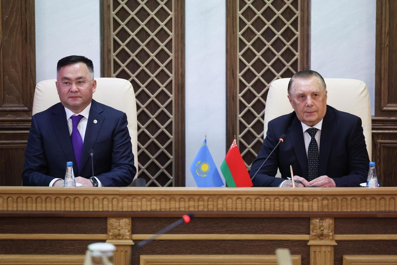 A.Merǵalıev Belarýs Joǵarǵy sotynyń sýdıalarymen kezdesti