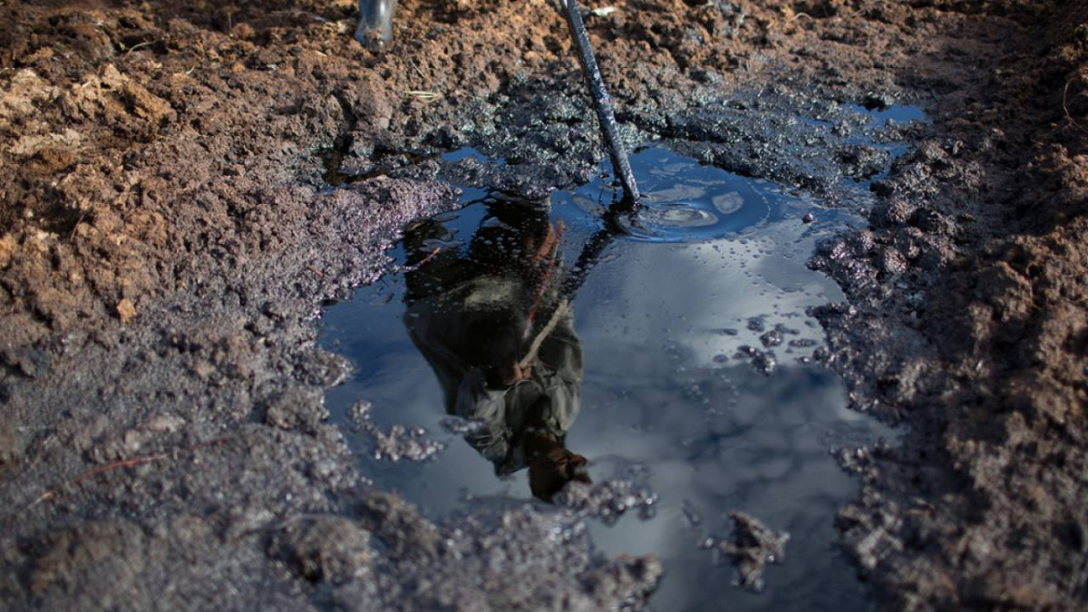 Atyraýlyq kompanııalar munaı qaldyqtaryn zańsyz tókken