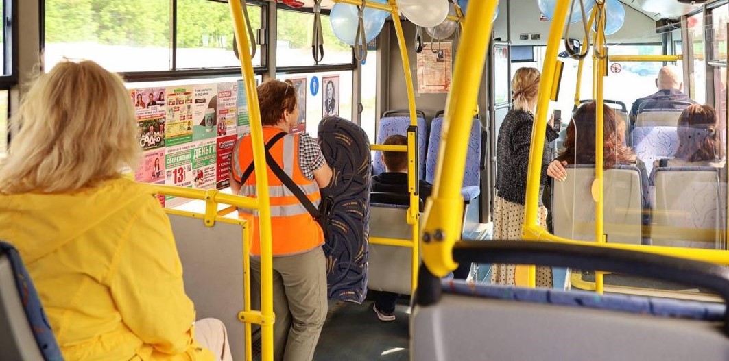 Avtobýs toly adamdy mas kúıinde tasyǵan