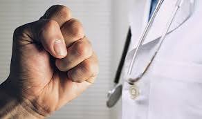 Qaraǵandyda er adam dárigerlerge kúsh kórsetken