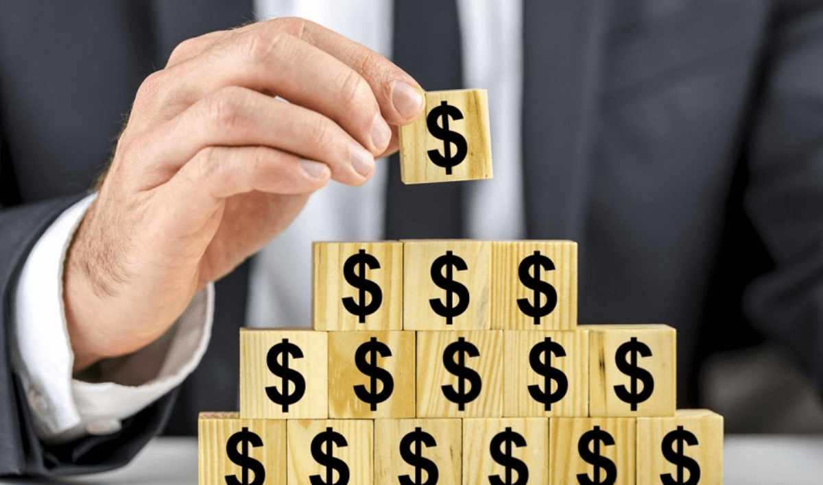 Qarjy pıramıdasynyń joly kesildi