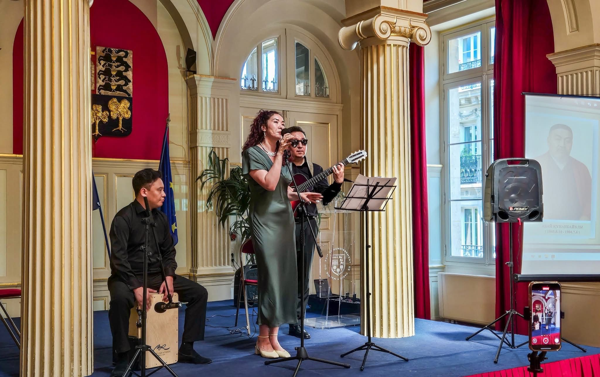 Uly aqyn Fransııada ulyqtaldy