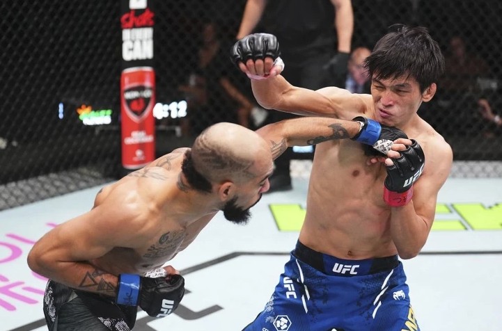 Azat Bakýde aıqasady