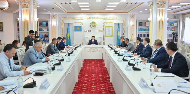 Komıssııa otyrysy ótti