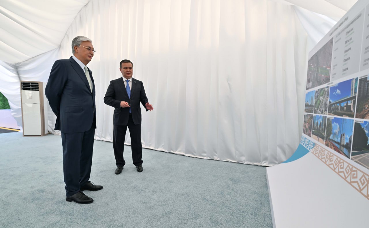 Prezıdent Astanadaǵy «Myńjyldyq» alleıasyn abattandyrý jumystarymen tanysty