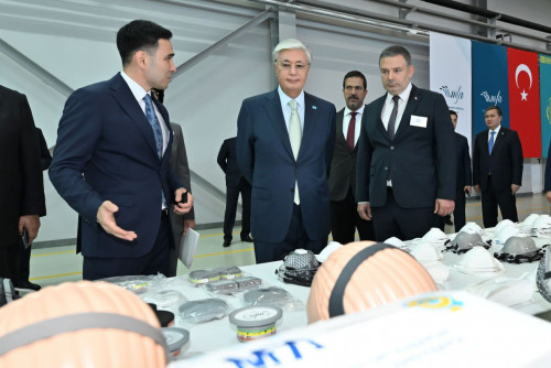 Prezıdent respırator men gaztutqy shyǵaratyn zaýytqa bardy